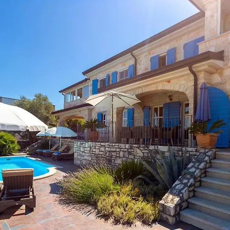 Stunning Home In Malinska With Wifi Holiday home Malinska