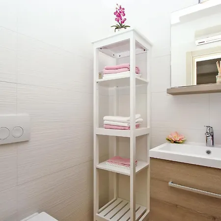 Stunning Home In Malinska With Wifi *